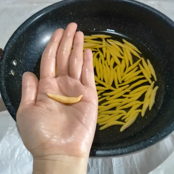 Siapkan wajan dan beri secukupnya minyak goreng.Bentuk adonan bulat memanjang dengan kedua ujung runcing dan masukan ke dalam minyak goreng