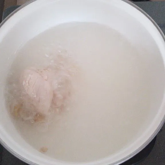 Didihkan 800 ml air, masukkan dada ayam bersama jahe, dan rebus selama 20 menit. Lalu, angkat dada ayam dan dinginkan.
