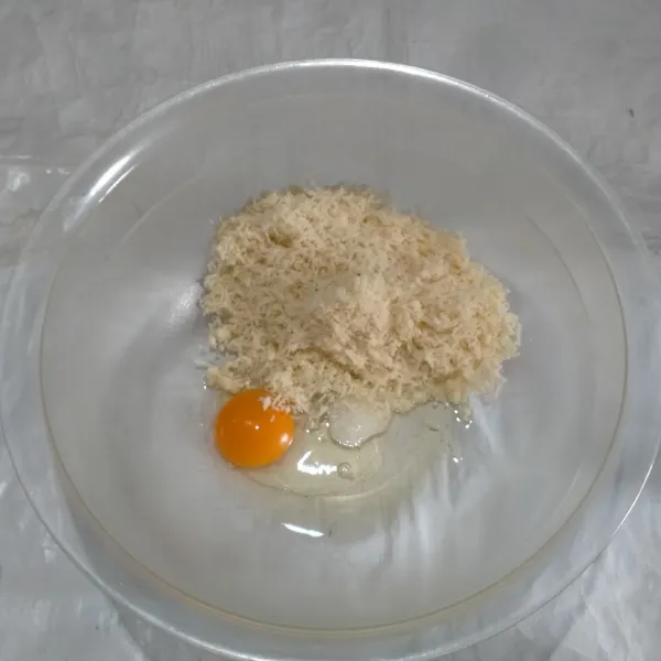 Dalam wadah,masukan telur,keju dan garam.Kocok rata dengan whisk atau garpu hingga keju agak larut