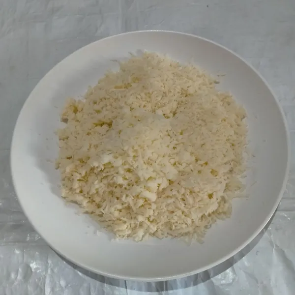 Parut keju,sisihkan