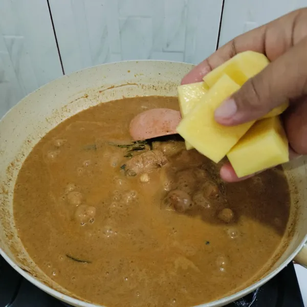 Tambahkan kentang masak hingga kentang matang.