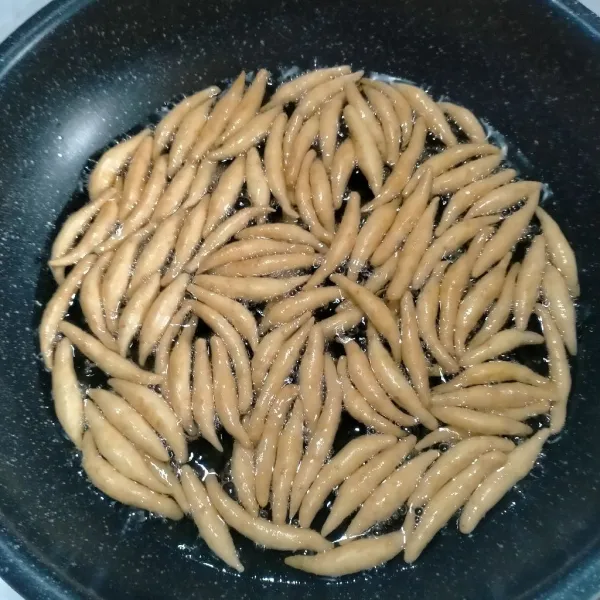 Taruh wajan di atas kompor,nyalakan api Masak hingga gabus keju mengapung,jangan lupa dibolak-balik agar matang merata.Angkat dan jika sudah tidak panas,taruh dalam toples,sajikan