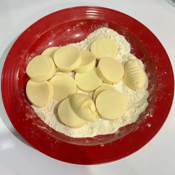 Potong-potong tofu dan gulirkan kedalam tepung bumbu.