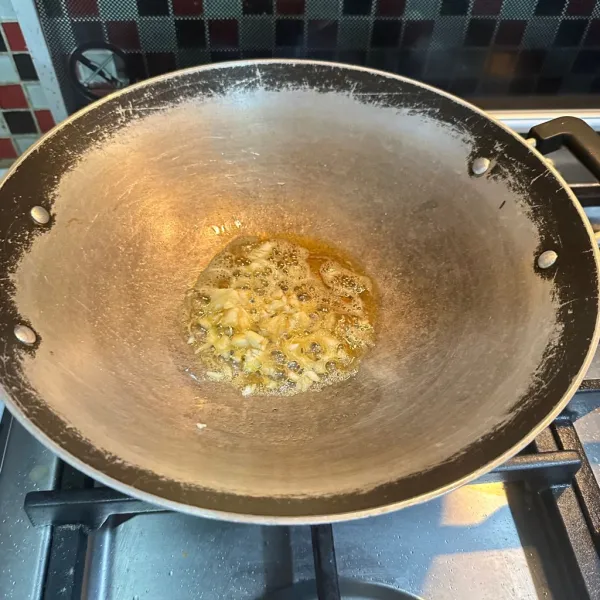 Tumis bawang putih hingga harum.