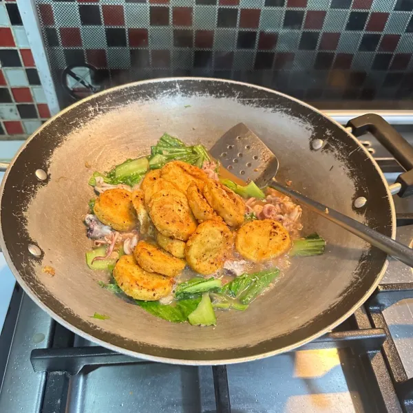 Masukkan tofu goreng tepungnya.