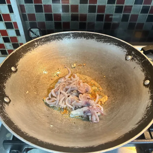 Masukkan kepala cumi dan masak hingga berubah warna.