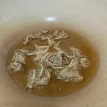 Goreng teri hingga garing.