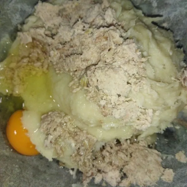 Selagi panas, tambahkan ikan cue tongkol halus, minyak goreng dan telur, aduk rata.