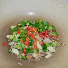 Lalu masukan cabe iris dan daun bawang.
