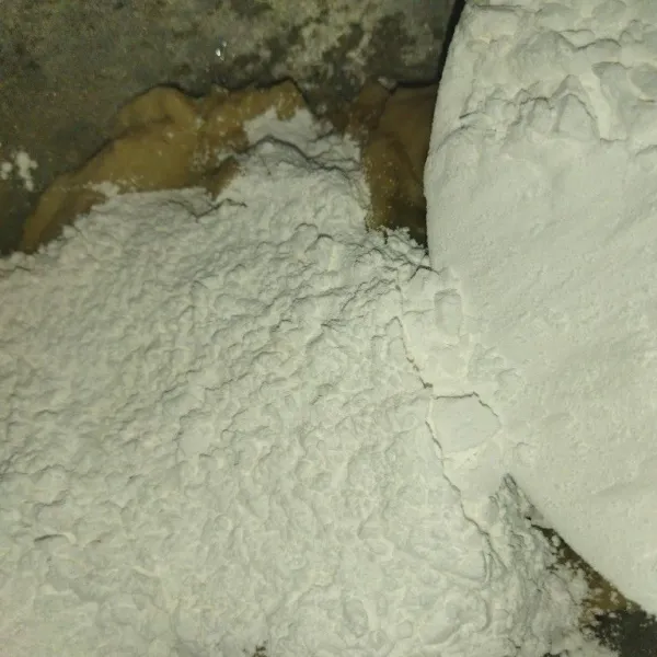 Masukkan tepung tapioka sedikit demi sedikit hingga adonan mudah dibentuk.