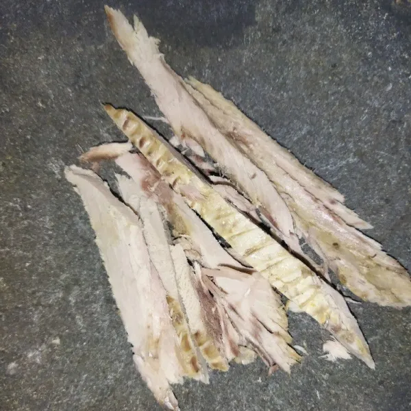 Siapkan cue tongkol, sisihkan tukang dan bagian daging yang berwarna hitam, lalu ulek/haluskan.