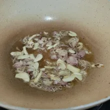 Lanjut tumis bawang merah dan bawang putih hingga harum.