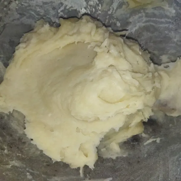 Masak air, tepung terigu, bawang putih halus, garam, lada bubuk dan kaldu bubuk, masak hingga kalis, angkat.