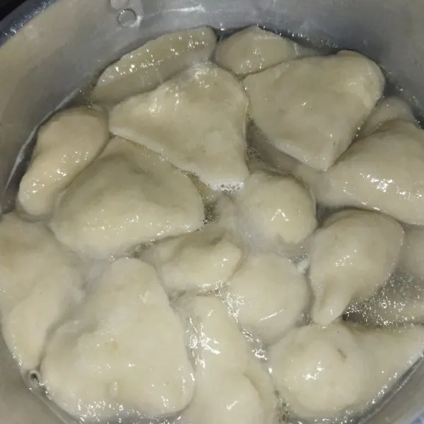 Rebus pempek hingga mengapung, angkat, goreng pempek jika akan disajikan.