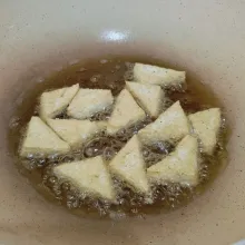 Goreng tahu hingga berkulit.
