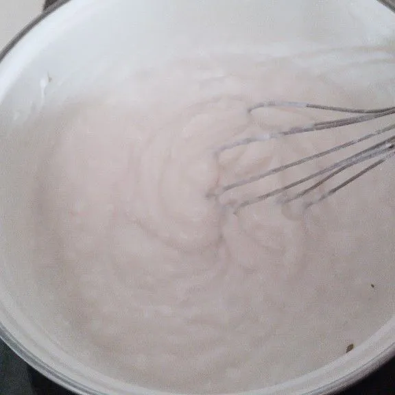 Setelah santan mendidih, tuang larutan tepung beras ke dalamnya. Masak sambil aduk terus menerus hingga kental.