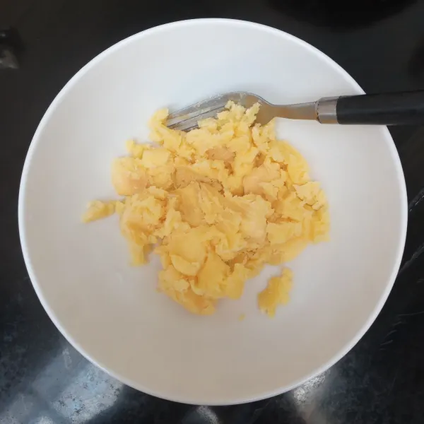 Haluskan tape singkong, buang tulangnya