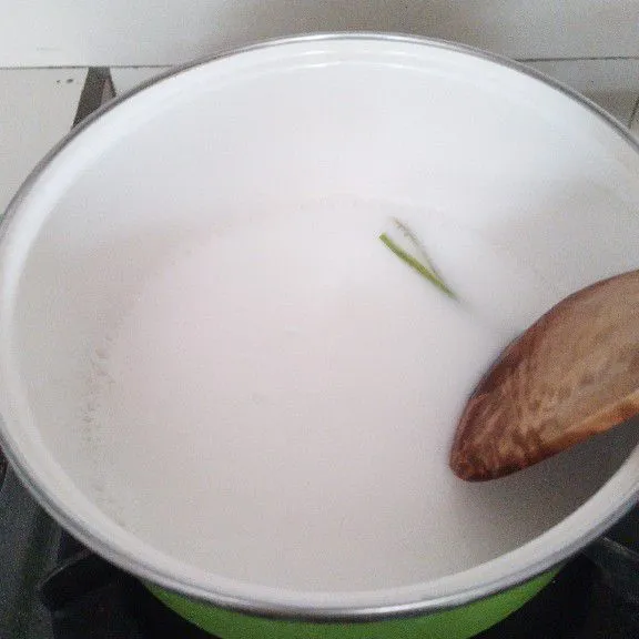 Dalam panci, rebus sisa santan bersama daun pandan dan garam hingga mendidih.