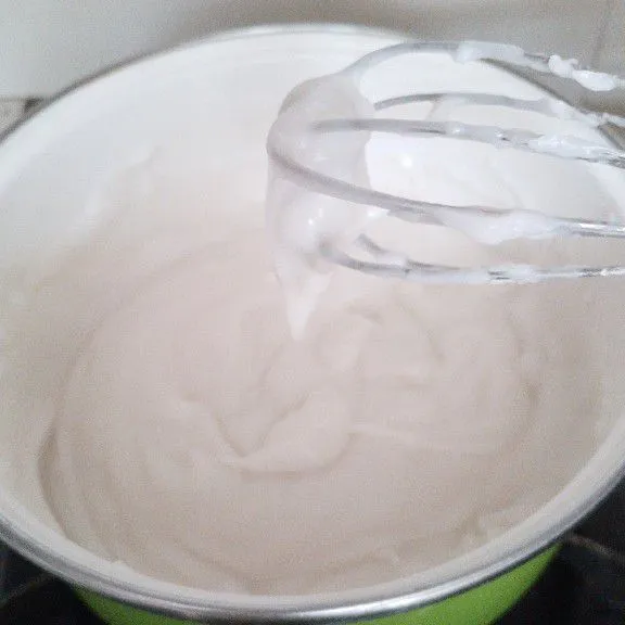 Masak bubur hingga meletup-letup, tekstur menjadi lebih kental dan tidak ada bau tepung lagi, kemudian matikan api.