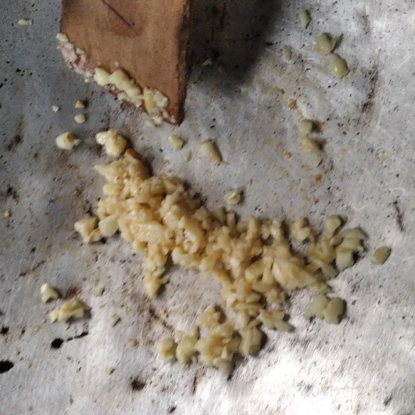 Tumis bawang putih hingga harum. Angkat dan sisihkan.
