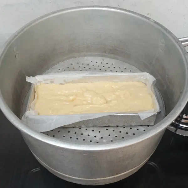 Panaskan kukusan, kukus adonan hingga matang kurang lebih 15 menit, tutup kukusan dengan kain bersih