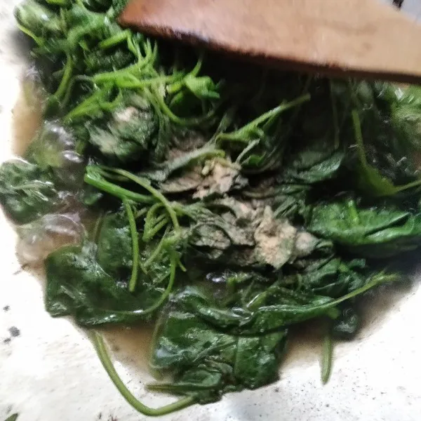 Masak sebentar. Tambahkan lada bubuk. Koreksi rasa. Masak hingga matang. Angkat.