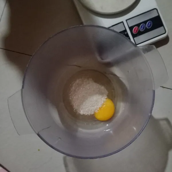 Kocok telur, gula pasir, dan vanila sampai larut.