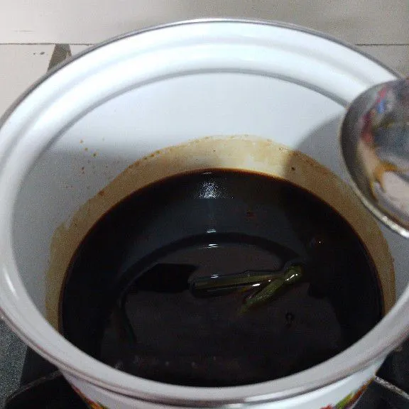 Buat juruh atau kinca dengan mencampur semua bahan dan masak hingga gula larut dan mendidih. Jika suka yang kental, bisa ditambahkan 50 g gula pasir dan dimasak sampai agak kental. Sajikan bubur sumsum dengan dikucur juruh atau kinca!