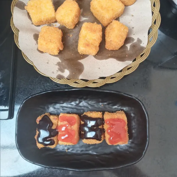 Tata nugget tape di atas piring saji, kasih selai di atasnya dan taburi sprinkle