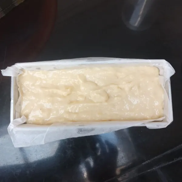 Tuang ke dalam loyang yang telah di alasi baking paper dan di olesi minyak tipis-tipis