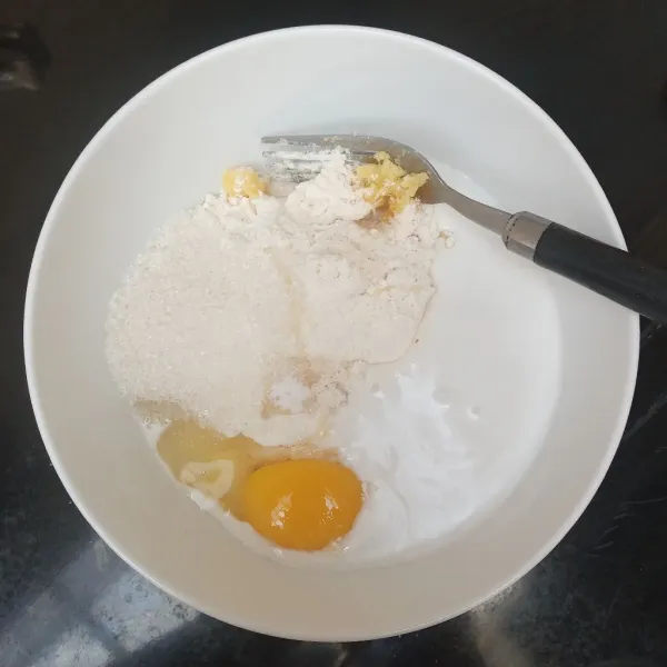 Masukkan semua bahan lainnya, aduk rata