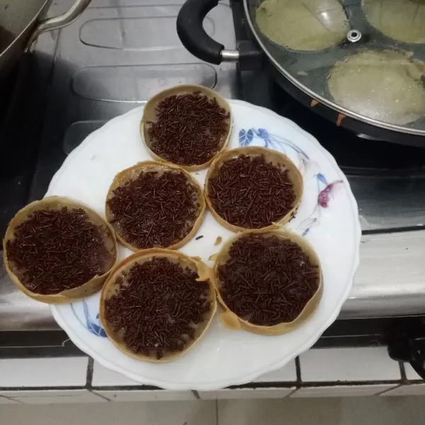 Setelah martabak matang, oles dengan margarin, angkat dan beri meses diatasnya. Siap dinikmati.