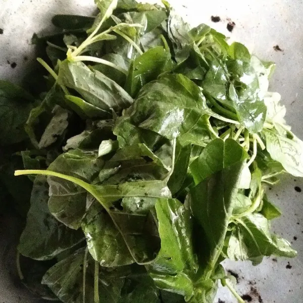 Masukkan bayam. Aduk rata.