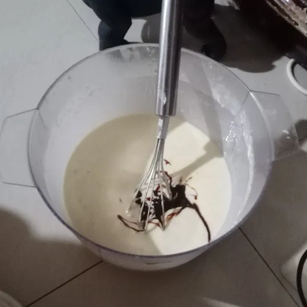 Tuang air bertahap sambil diaduk. Tambahkan kental manis & pasta moca. Aduk rata.