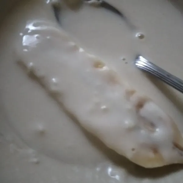 Masukkan pisang. Balut dengan larutan tepung