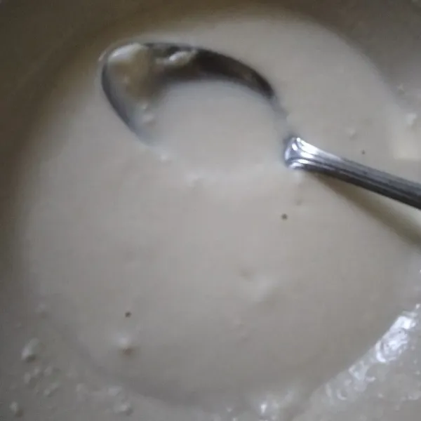 Larutkan tepung roti dengan air sedikit-sedikit. Lakukan sampai larutan tepung tidak terlalu kental dan tidak encer. Aduk rata