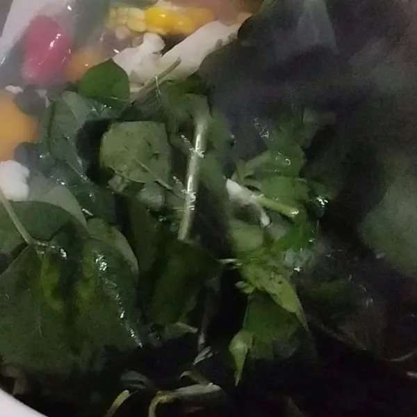 Masukkan bayam, daun katuk, kol, dan cabai merah. Masak hingga empuk.