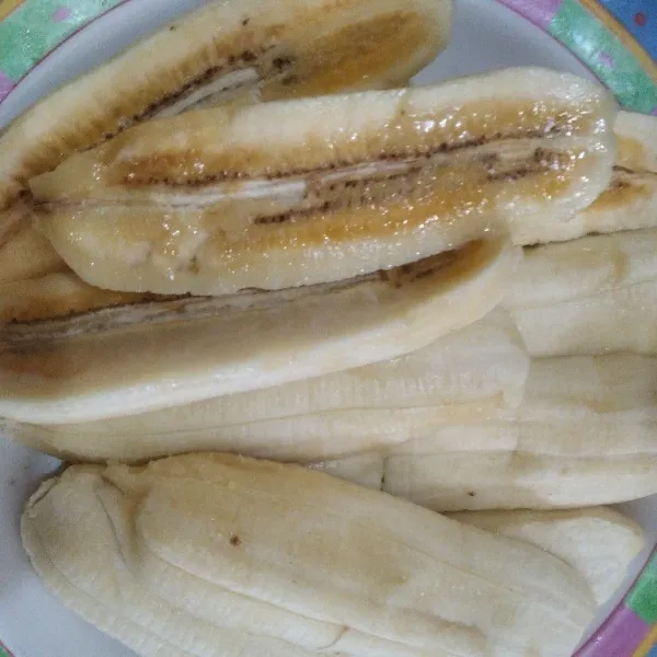 Kupas, belah dua pisang