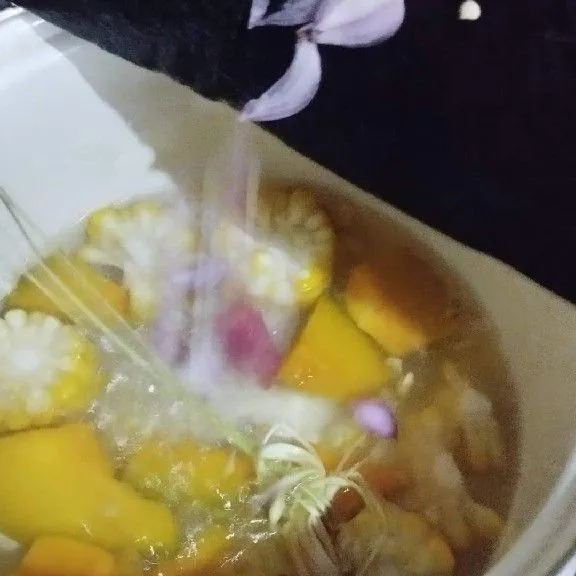 Setelah empuk masukkan bawang merah dan serai.