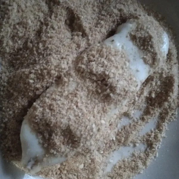 Masukkan ke dalam piring berisi panir. Balut rata