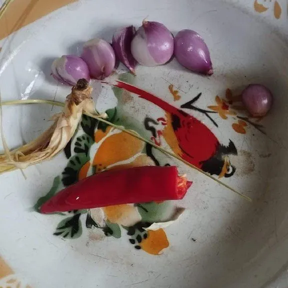 Siapkan bumbunya. Bawang merah iris tipis. Serai digeprek. Cabai merah potong 1 cm.