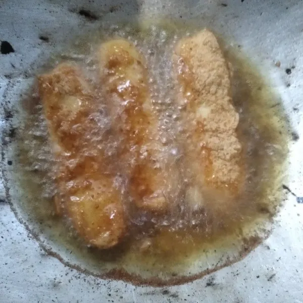 Panaskan minyak, goreng hingga matang kedua sisi. Angkat