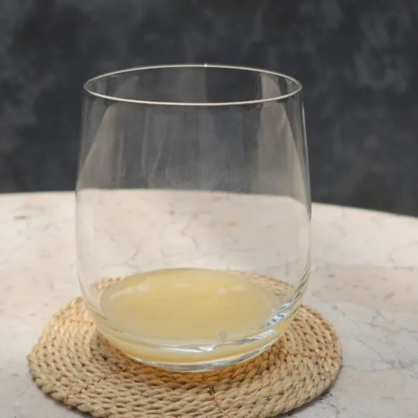 Masukkan 20 ml susu kental manis ke dalam gelas.
