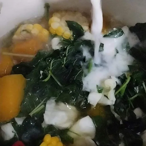 Sesaat sebelum diangkat, tambahkan santan. Masak hingga mendidih kembali. Matikan api.