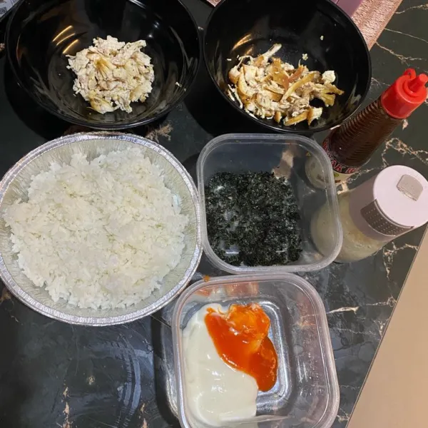 Siapkan bahan-bahan, nori dihancurin kecil-kecil, ayam yang disuwir yang lembut dan agak keras dipisah.