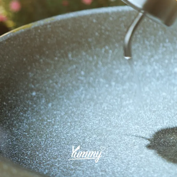 Di wajan yang sama panaskan minyak lalu tumis bawang putih tambahkan ayam yang sudah di marinasi aduk rata.