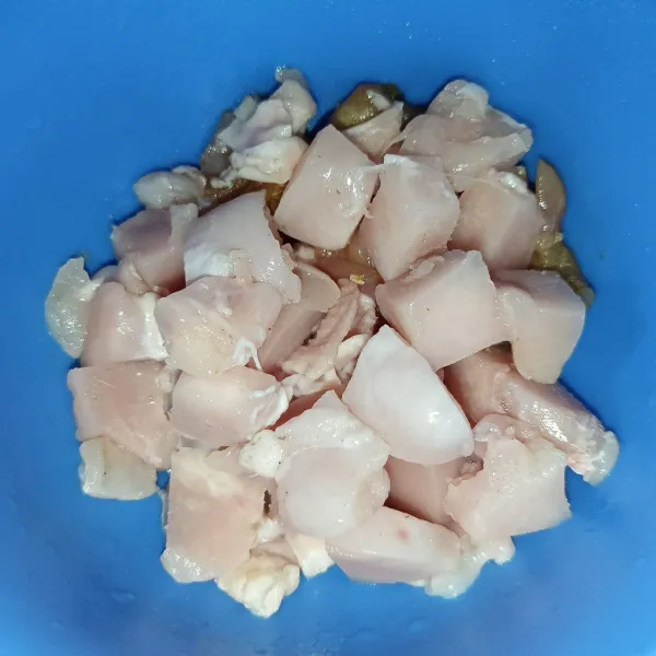 Potong-potong dadu kecil daging ayam.