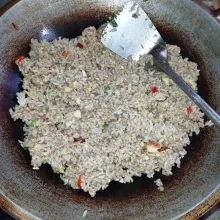 Masukkan bumbu rawon, saus tiram  dan nasi putih. Aduk rata dan koreksi rasa sampai pas.
