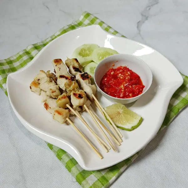 Sajikan sate dengan sambalnya.