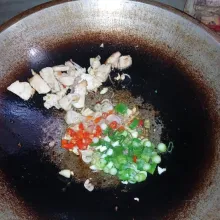 Masukkan bawang putih,bawang merah,  dan cabe iris. Tumis hingga harum. Masukkan bawang pre, aduk rata sebentar.